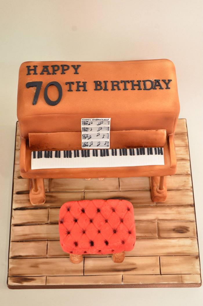 Upright piano cake