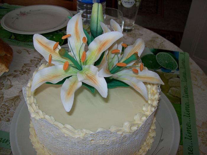 Cake with lilies.