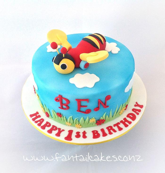 Kiwi buzzy bee cake