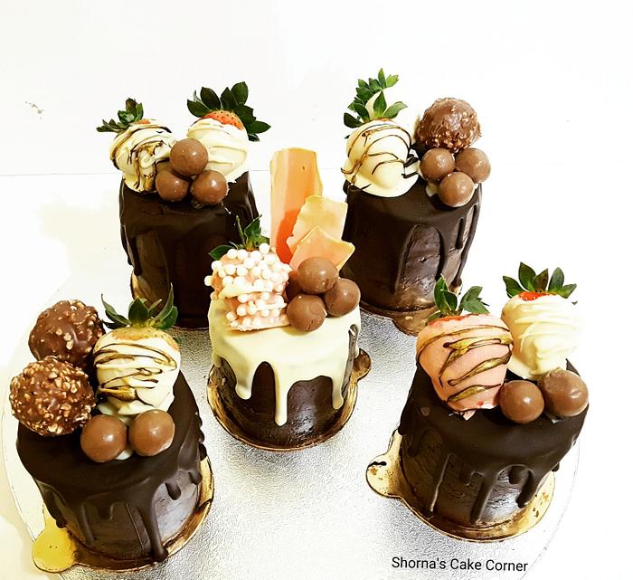 Mini  chocolate drip cakes 