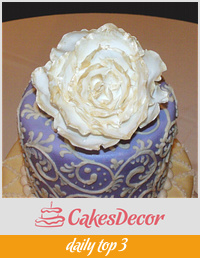Lilac and Gold Romantic Wedding Cake
