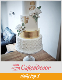 Golden elegance wedding cake 