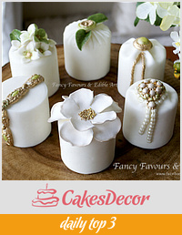 Green, gold & white mini cakes
