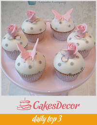 Rose and Polka Dot Cupcakes