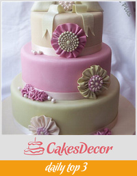 Rosette and brooch wedding cake