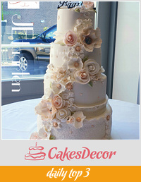 Beautiful pink and white weddingcake