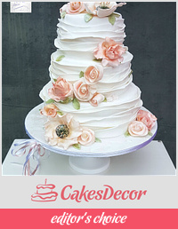 Ruffles and roses weddingcake