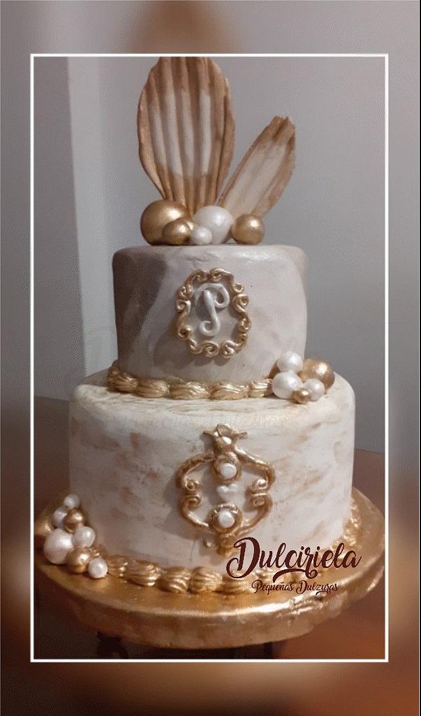 DORADO Y PERLA - Decorated Cake by Dulciriela -Gisela - CakesDecor