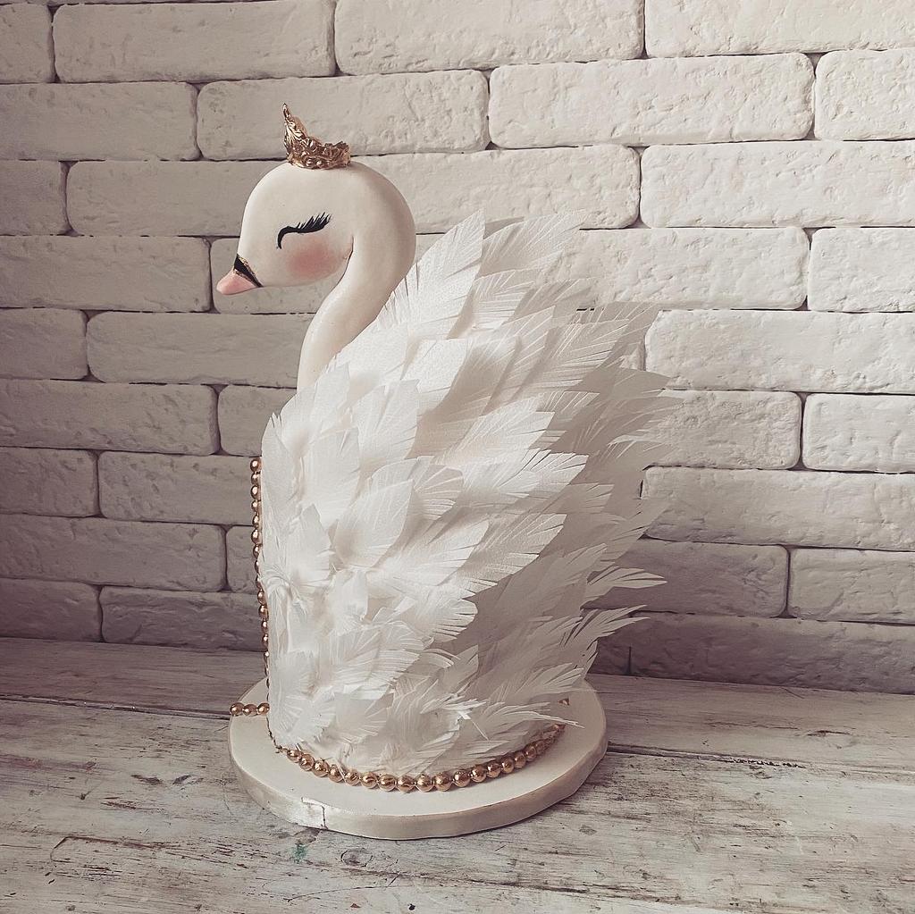 Loving this swan cake for Eloise's birthday celebration ❤️ Thank you Lina  for sharing the photos, loving the gorgeous decorations a... | Instagram