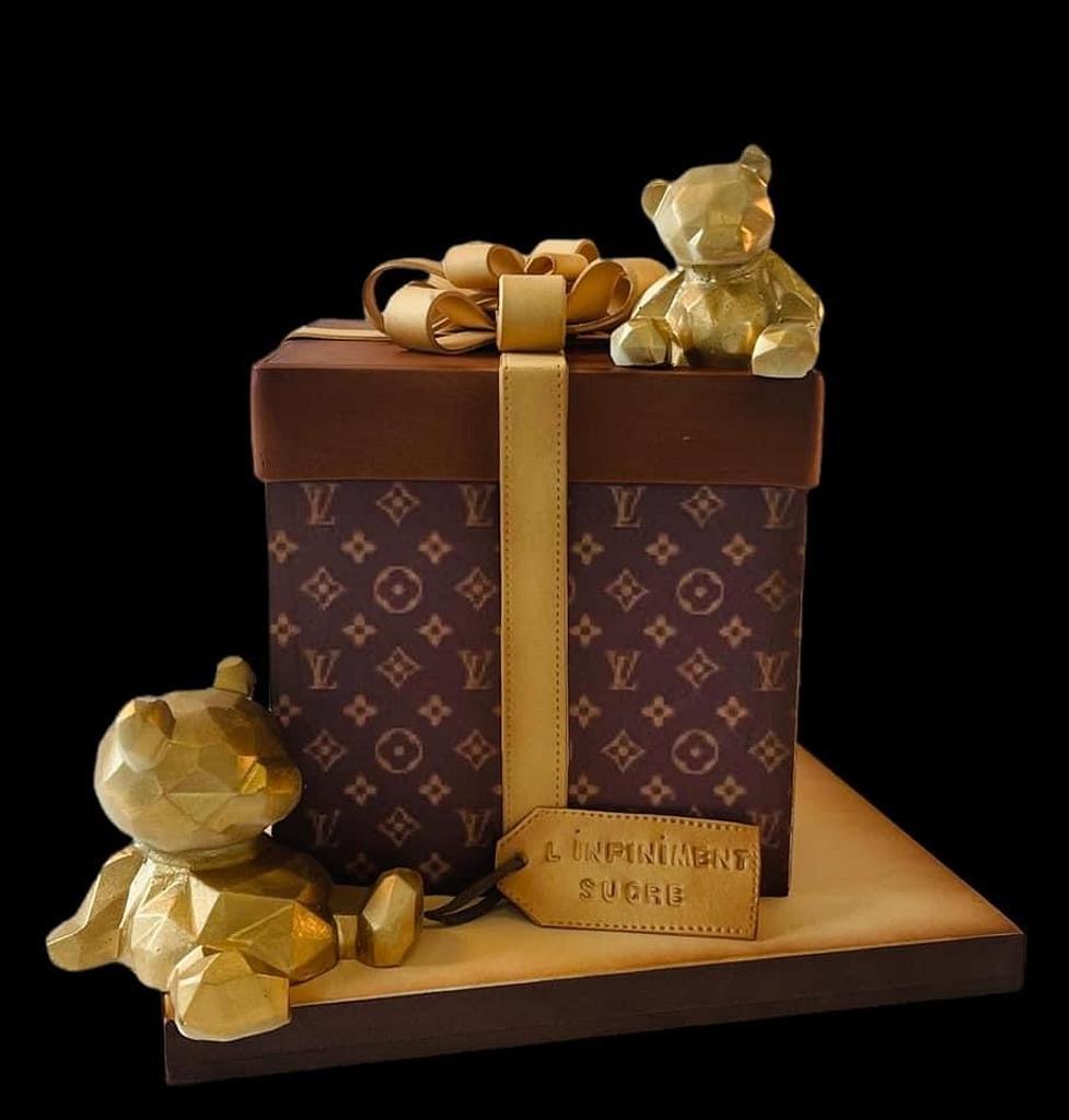 Louis Vuitton cake 😍😍 loving the neutral colour and the natural