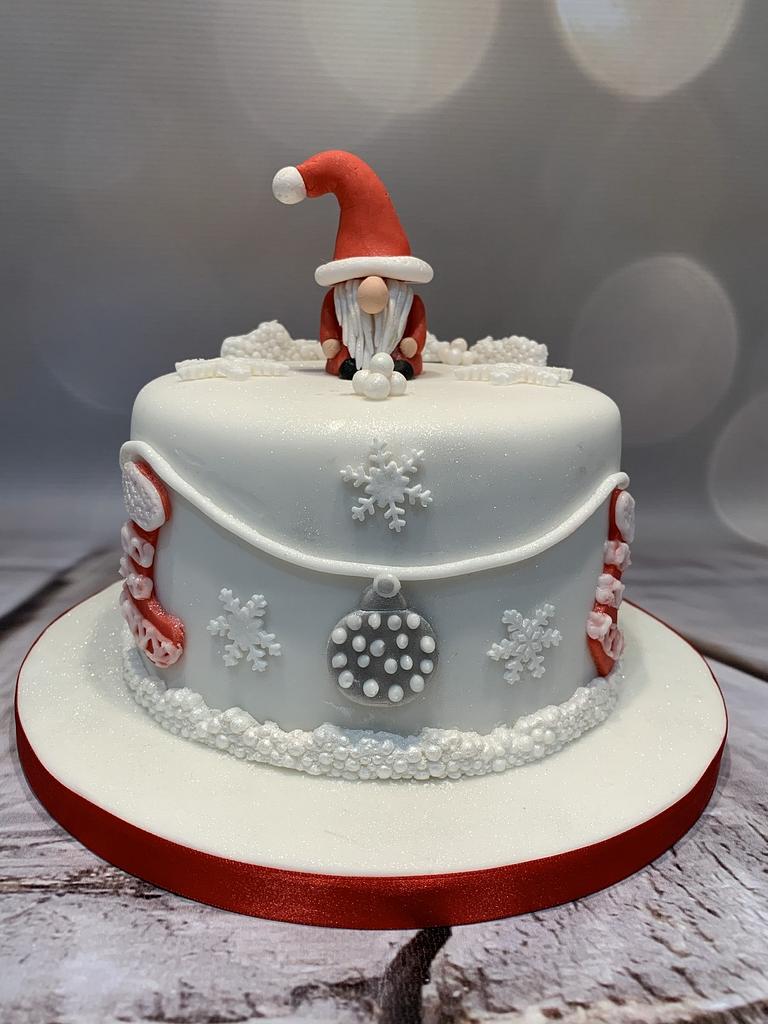 Gonk Christmas Cake - Cake by Roberta - CakesDecor