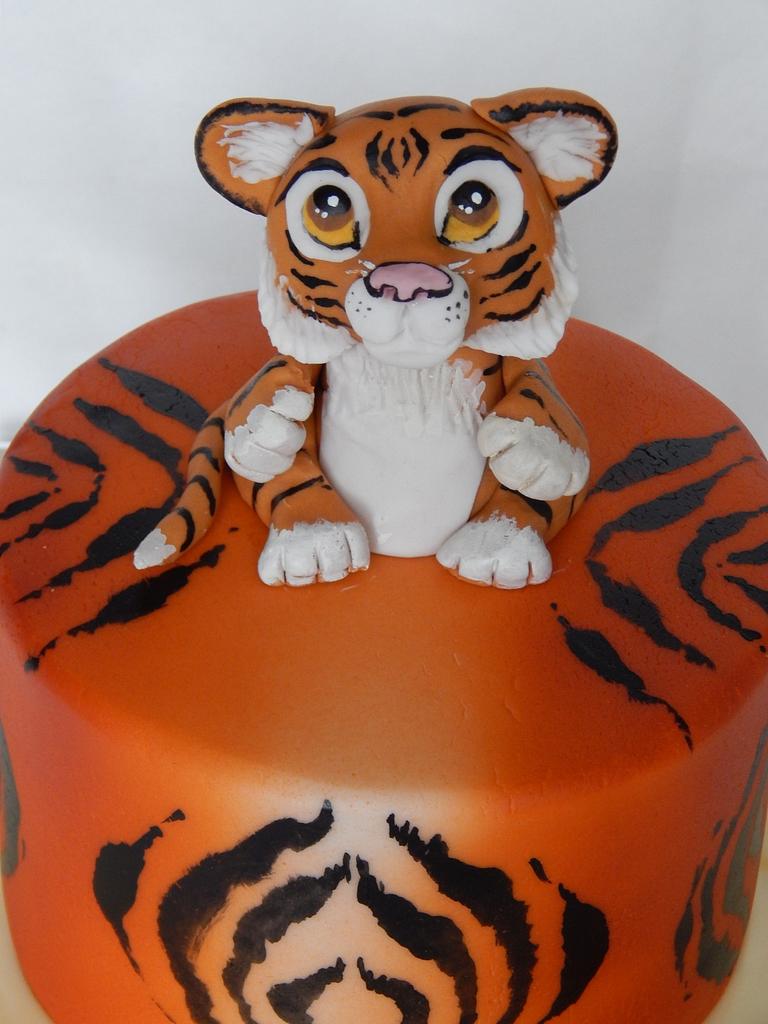 tiger cake - Decorated Cake by gingerbreads - CakesDecor