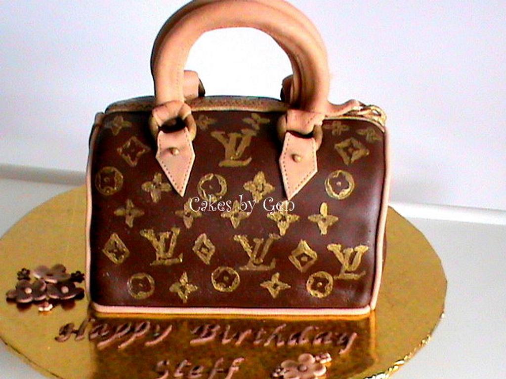 What a baggy week! Here's the third and final one, this time Louis Vuitton.  Which handbag cake was your favourite this week? #louisvuitton…