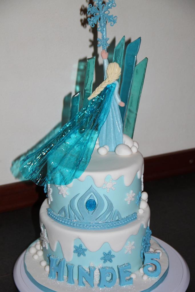 Frozen cake: with transparant cape of Elsa - Cake by - CakesDecor