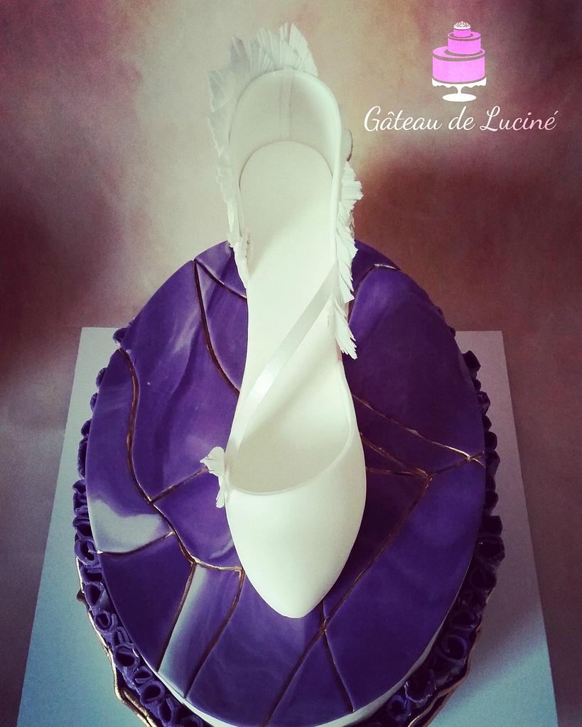 Crackle Effect Wedding High Heel Cake Cake by Gâteau de CakesDecor
