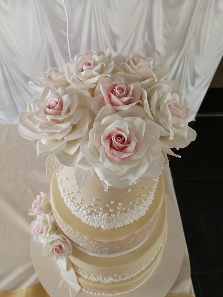 Wedding Cake With White Roses Cake By Galito Cakesdecor 