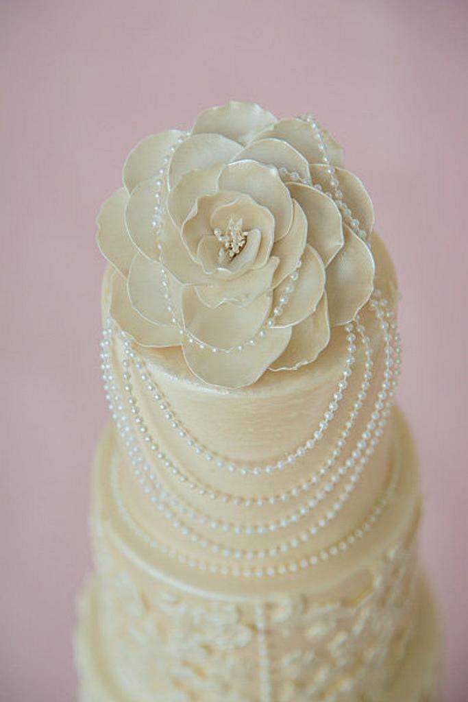 Elegant Modern Vintage wedding cake - Cake by Piece - CakesDecor