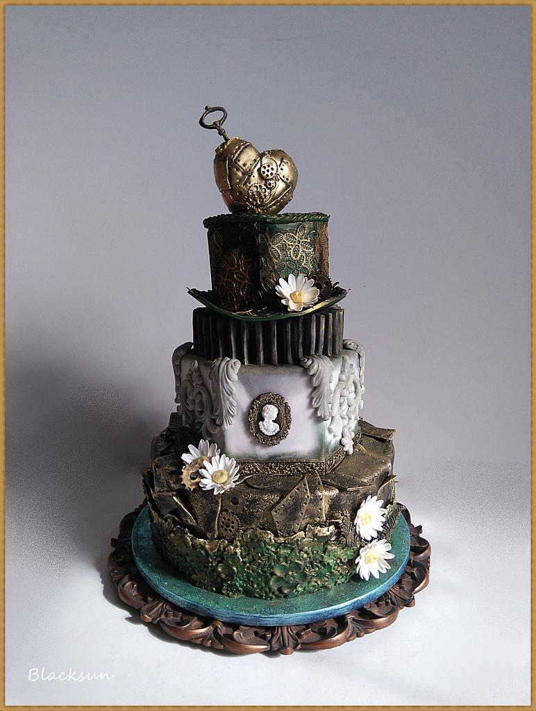 Steampunk golden heart - Cake by Zuzana Kmecova - CakesDecor