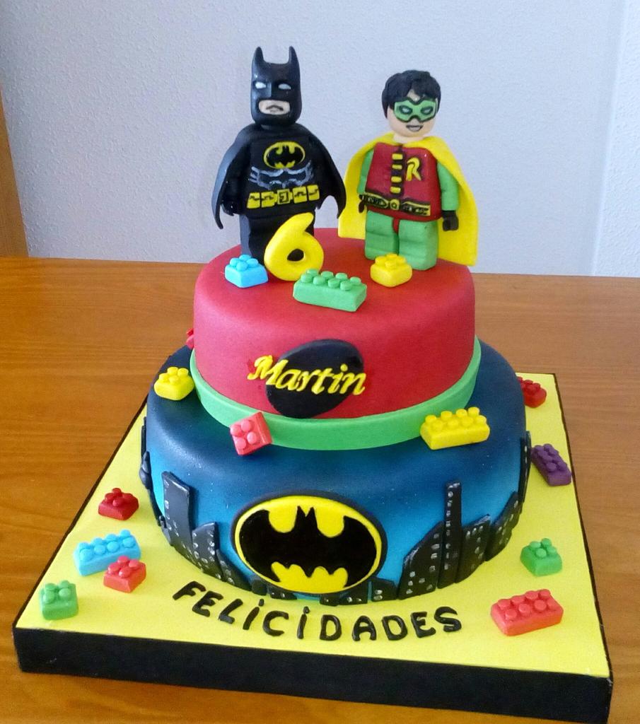 BATMAN Y ROBIN LEGO CAKE - Decorated Cake by Camelia - CakesDecor