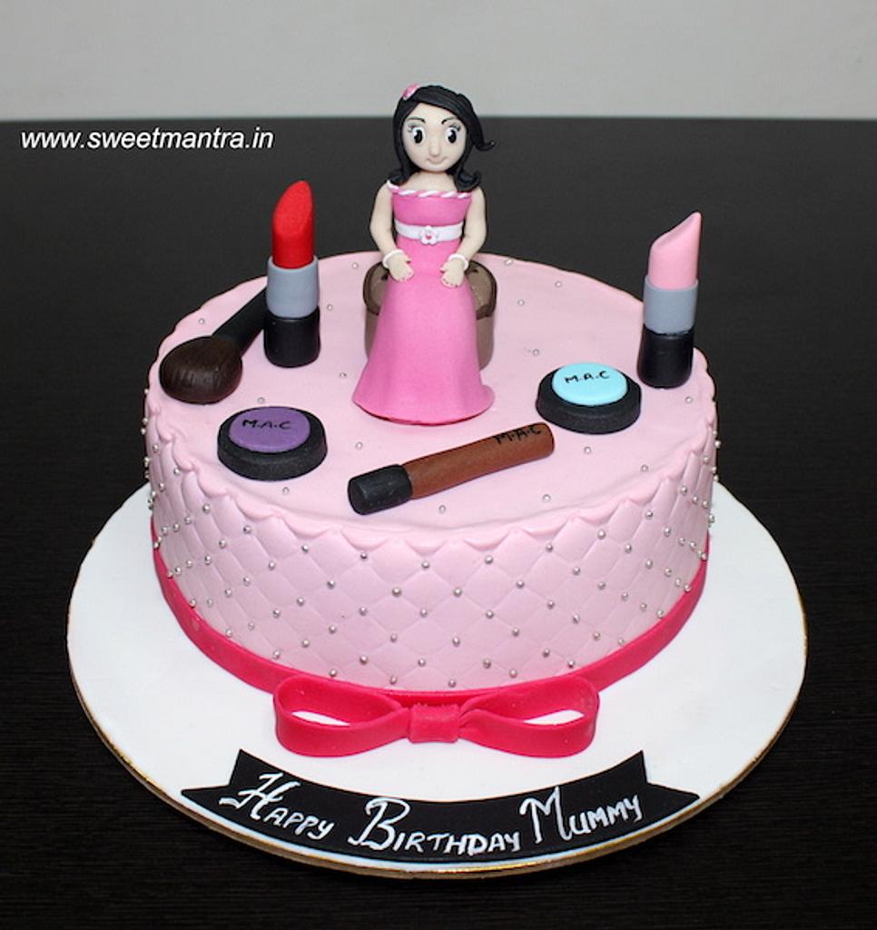 Makeup theme cake 💄 For makeup... - Cakes Decor by Fiza | Facebook