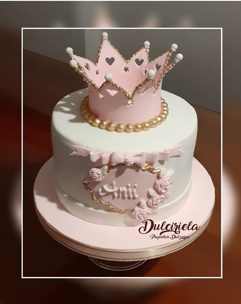 Torta corona - Decorated Cake by Dulciriela -Gisela Gañan - CakesDecor