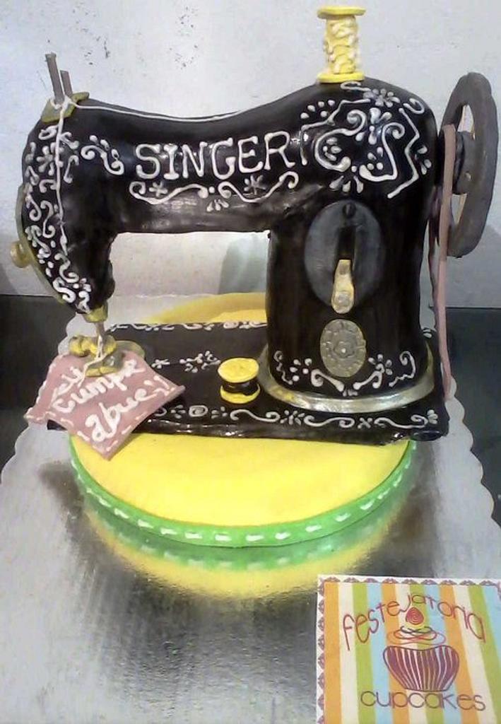 Maquina de coser - Decorated Cake by Maythé Del Angel - CakesDecor