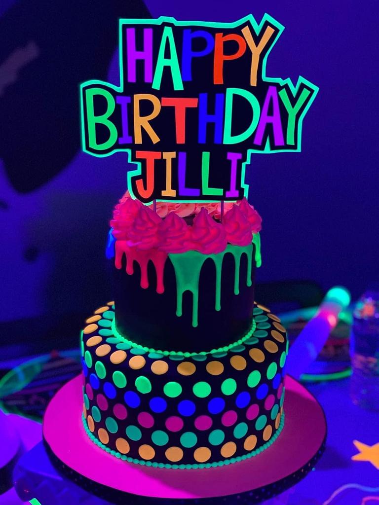 Glow in the dark cake - Decorated Cake by Cakes For Fun