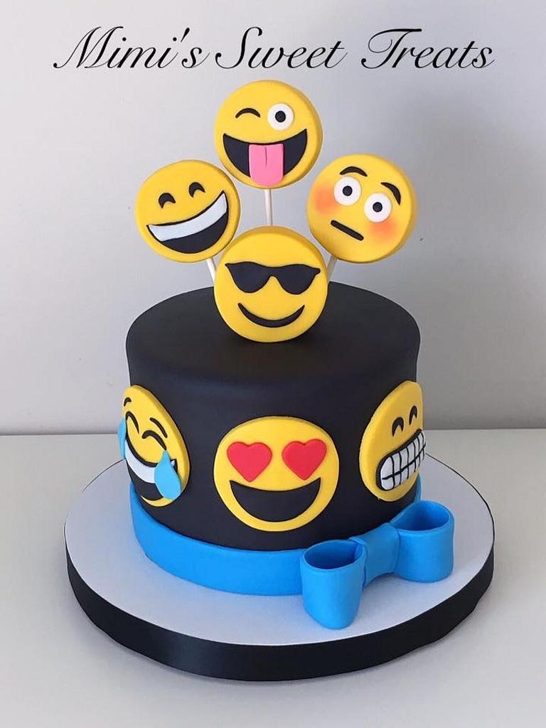 How to Decorate Emoji Cake | Simple & Easy Smiley Face Cake | Eggless  Pineapple Cake || - YouTube