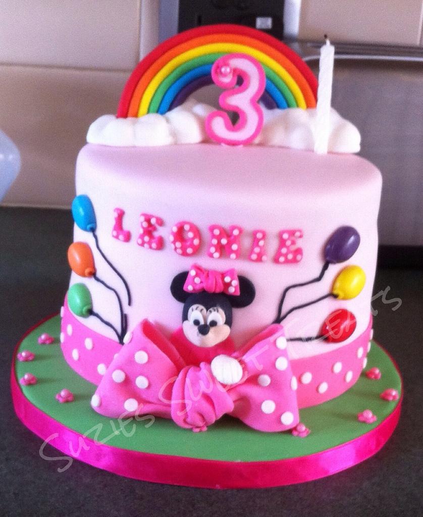 Minnie Mouse cake - Decorated Cake by suzies_sweet_treats - CakesDecor