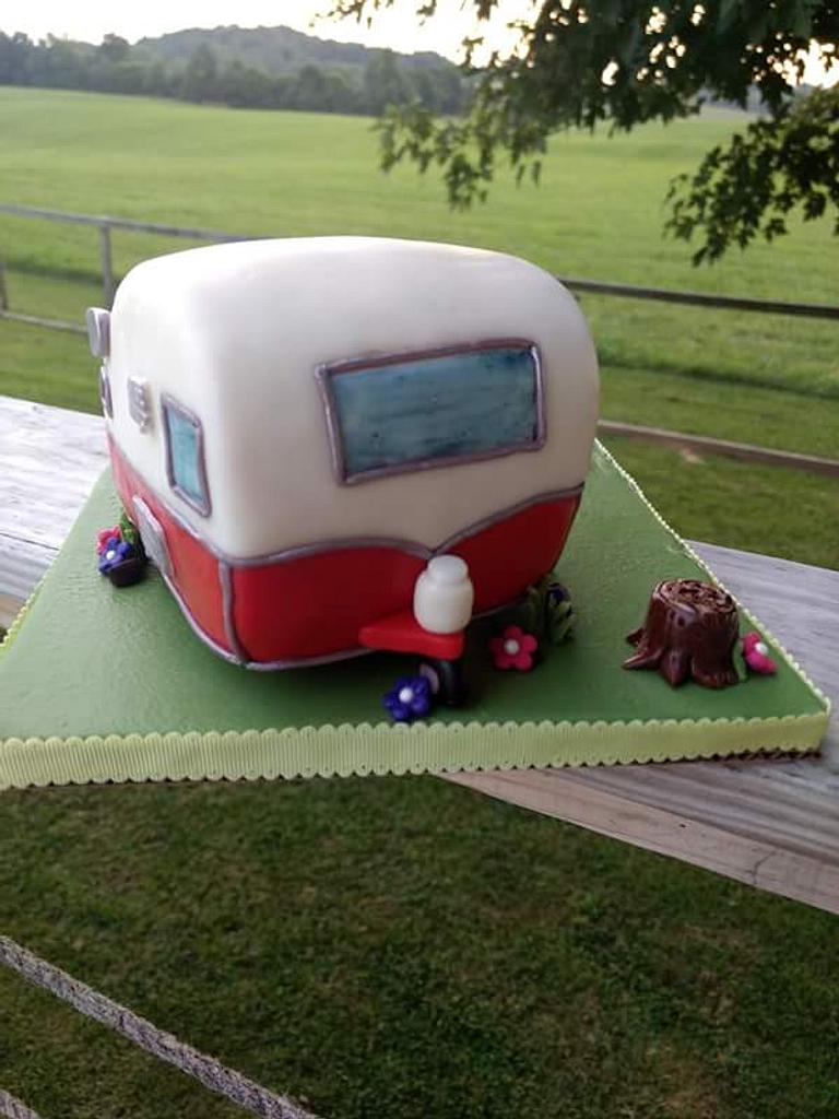 Vintage camper cake - Cake by AmyandDesycakes - CakesDecor