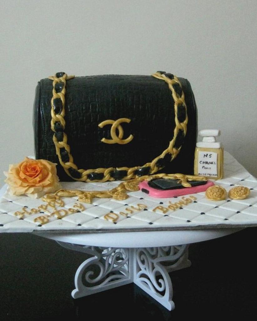 Our first Chanel Cake and first time molding a miniature Chanel bag 🫶🏼 •  • • #chanel #chanelcake #chanelclassic #chanelbag…