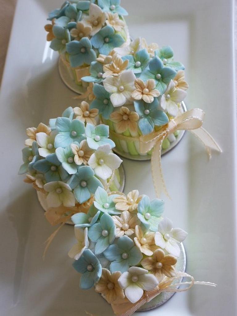 Flower Pot Favours - Cake by Scrummy Mummy's Cakes - CakesDecor