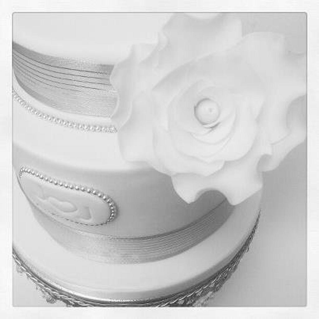 White Rose Wedding Cake Cake By Eunicecakedesigns Cakesdecor 