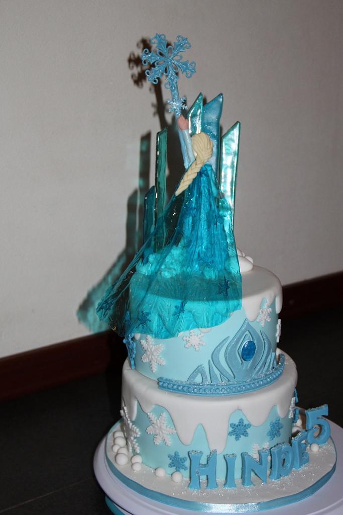 Frozen cake: with transparant cape of Elsa - Cake by - CakesDecor