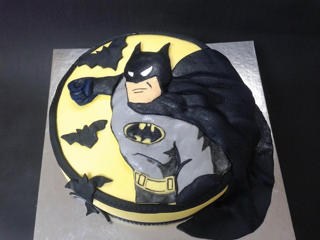 Batman cake fondant decorated - Decorated Cake by Torte - CakesDecor