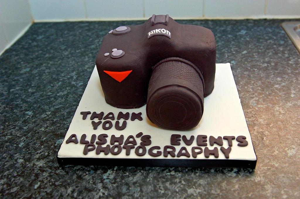 A red velvet Nikon camera cake I made for a photographer to match the camera  she uses : r/cakedecorating