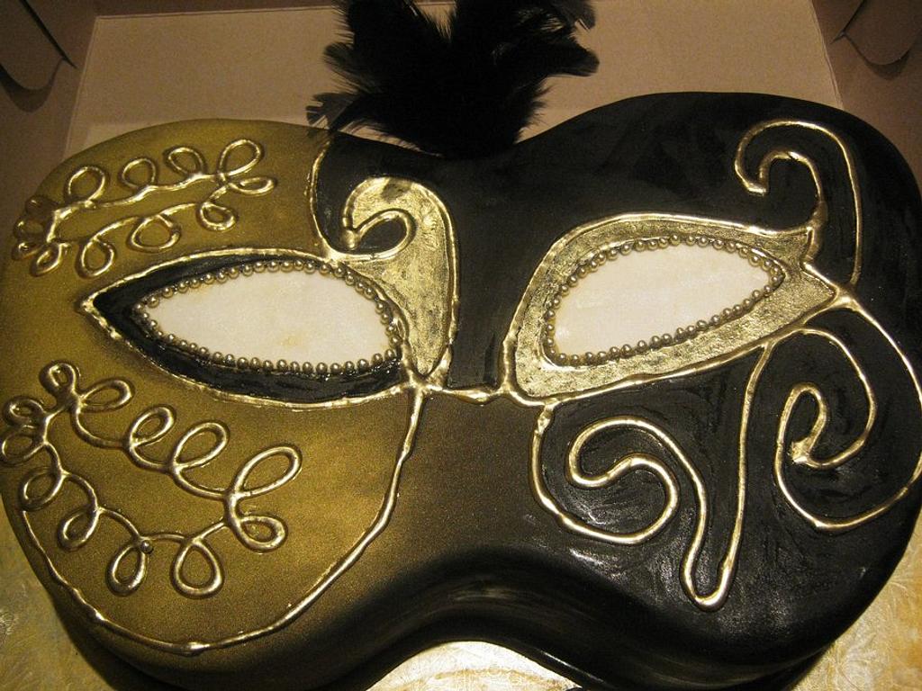 Girls cake 49- Gold Mask – Heidelberg Cakes