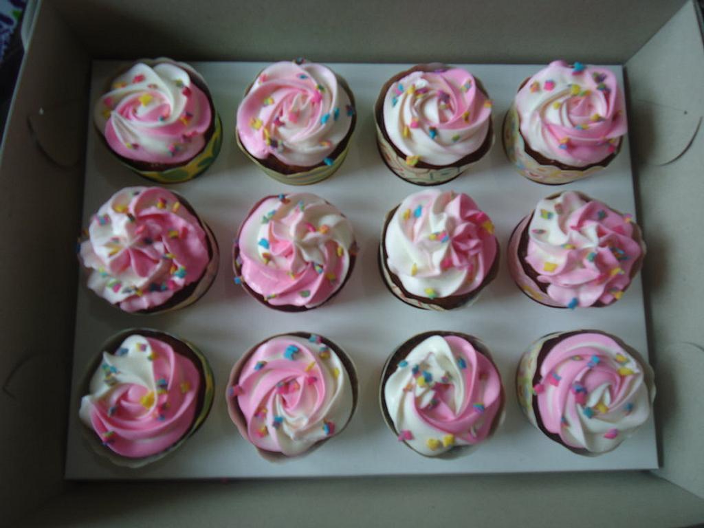 Cupcakes Galore Cake by Venelyn G. Bagasol CakesDecor