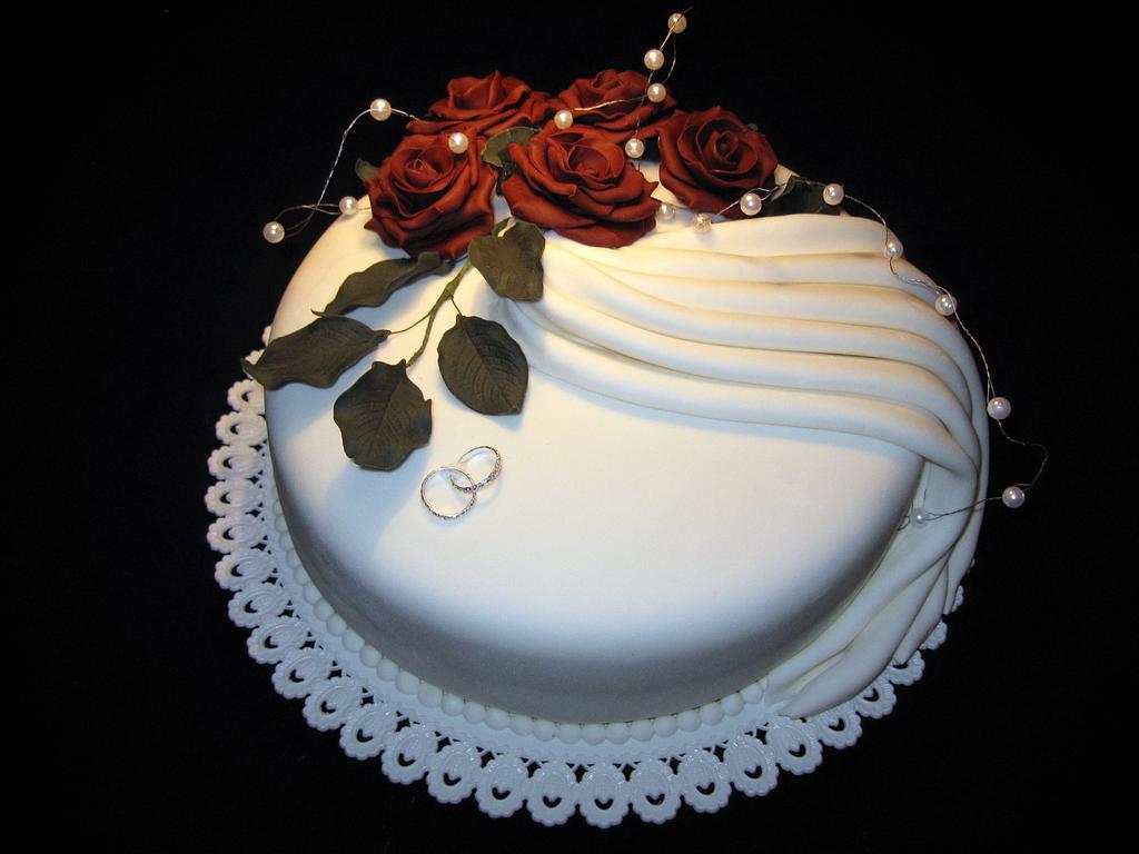 Small and simple wedding cake - Decorated Cake by - CakesDecor