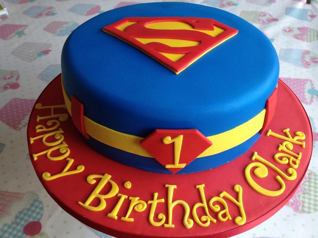 Superman cake - Decorated Cake by Sugarkissedcakery - CakesDecor