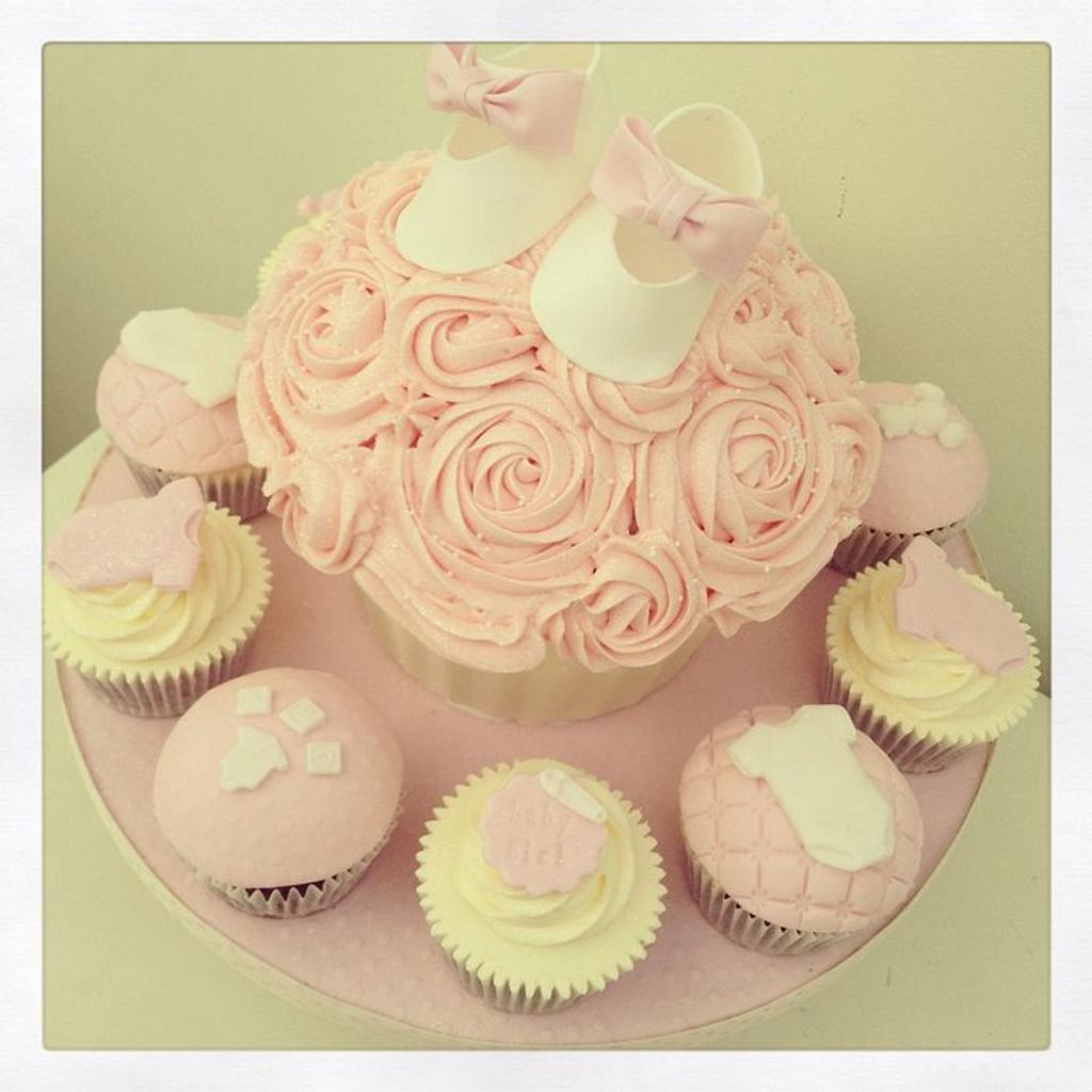 Baby shower cheap giant cupcake