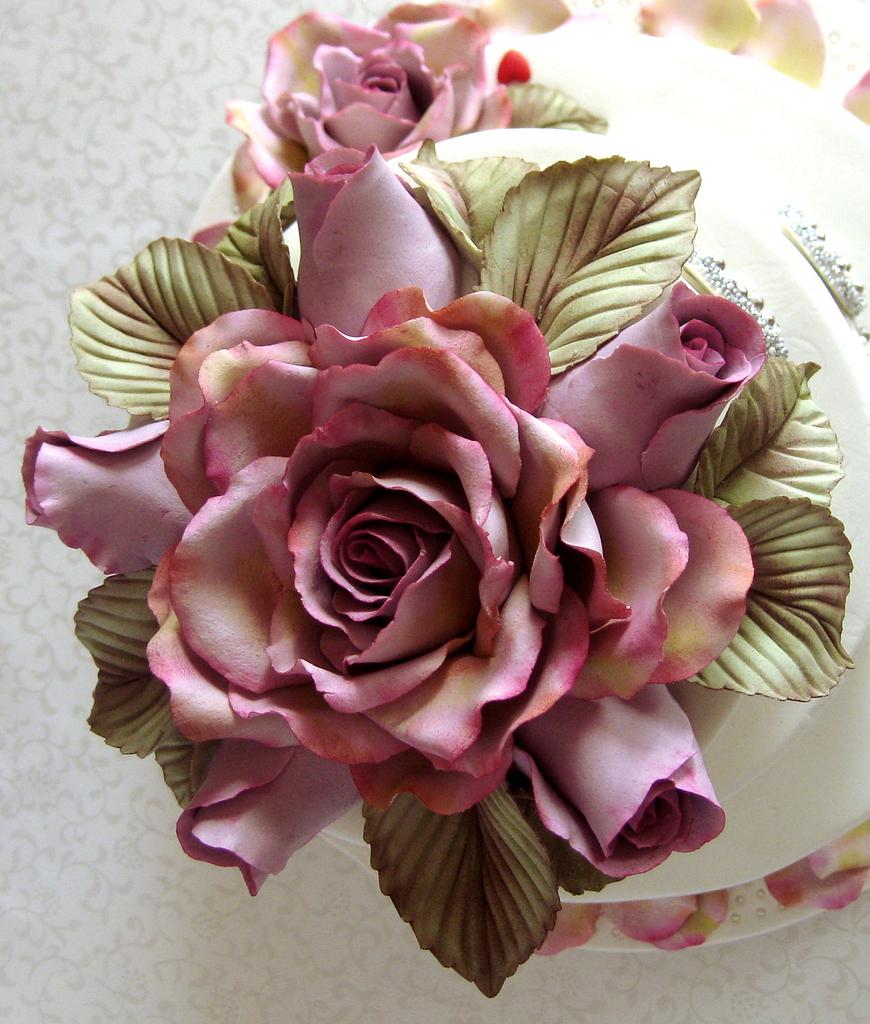 Roses cake topper. Cake by Trine Skaar CakesDecor