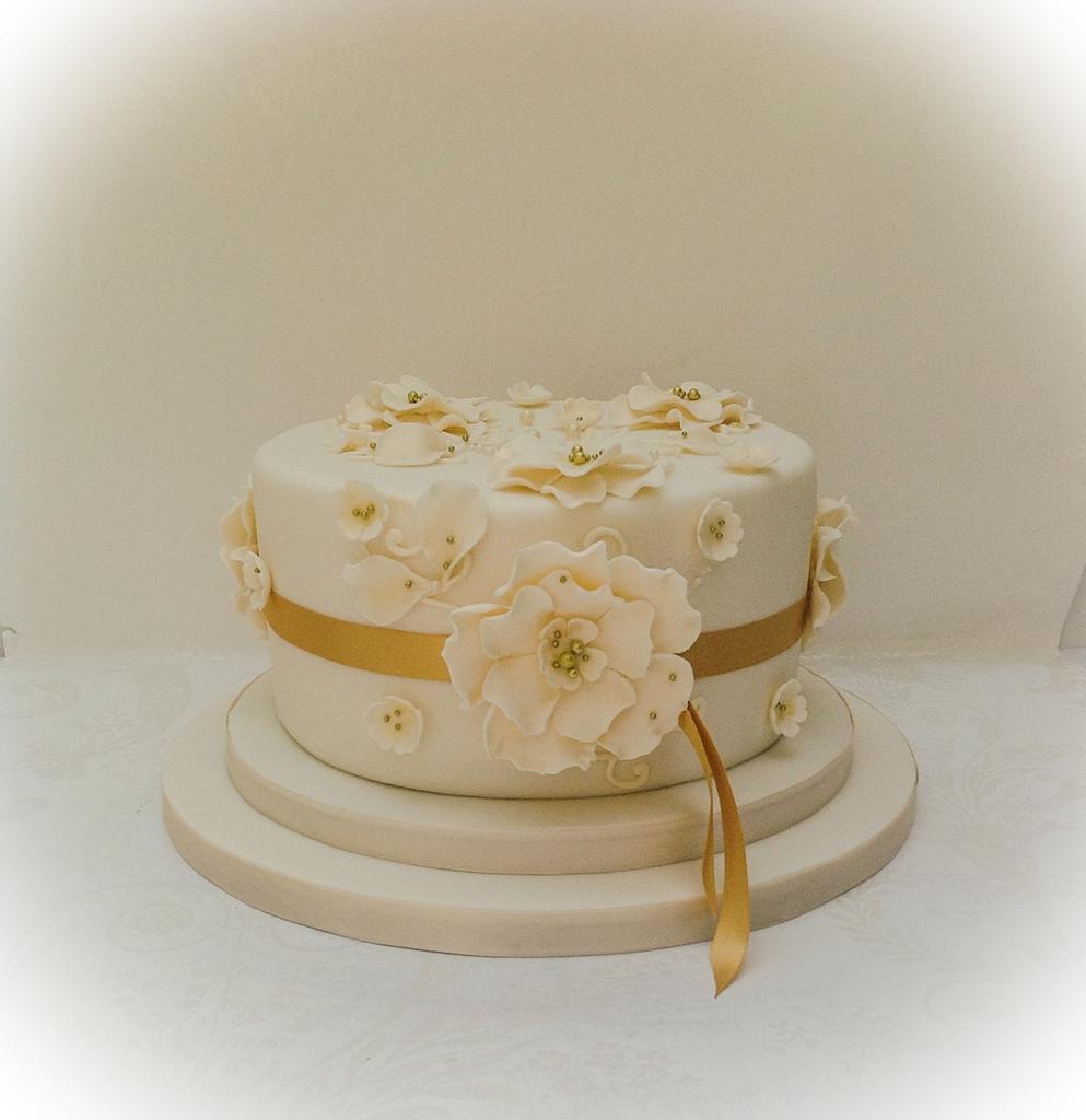 Golden wedding anniversary cake - Cake by Samantha's Cake - CakesDecor