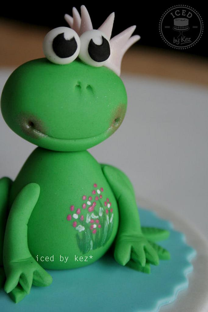 sweet little frog topper - Cake by IcedByKez - CakesDecor