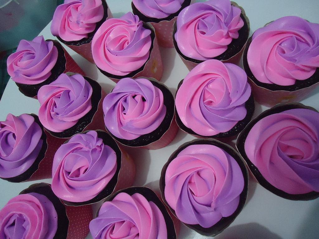 Cupcakes Galore Cake by Venelyn G. Bagasol CakesDecor