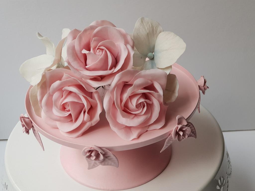 Sugar Roses! - Cake by Bella's Cakes - CakesDecor