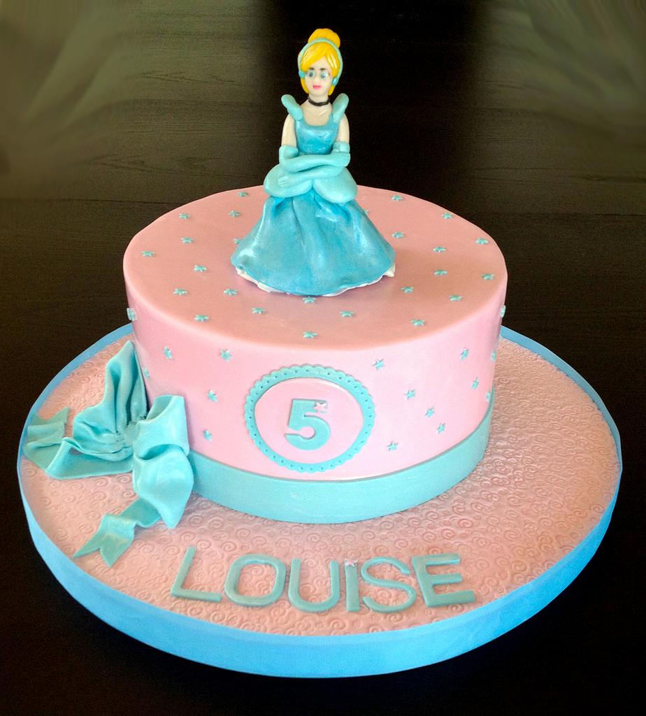 Cinderella Birthday Cake - Decorated Cake by Virginie's - CakesDecor
