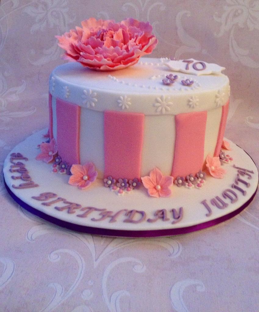 Peony hat box cake - Cake by Roberta - CakesDecor