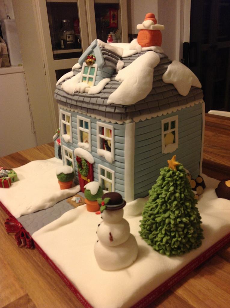 Christmas house cake - Cake by The Rosebud Cake Company - CakesDecor