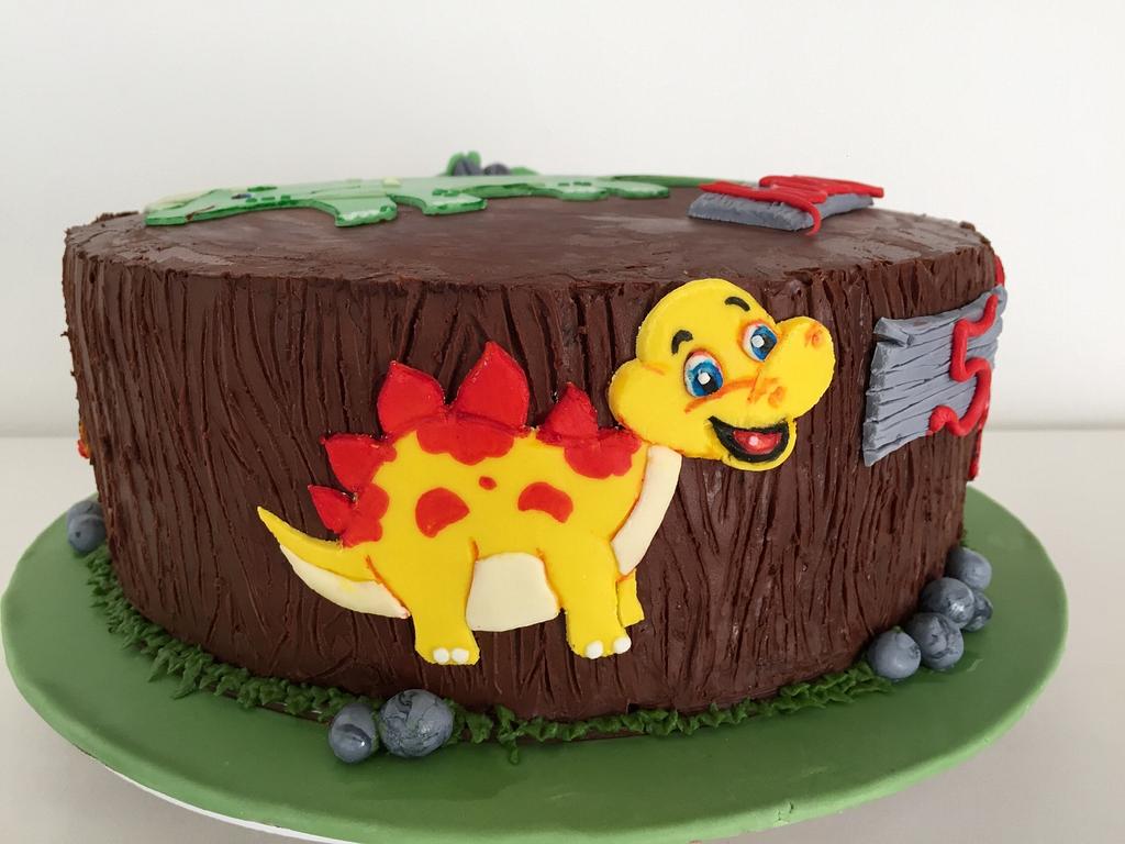 Dinosaurs in the woods! - Cake by Cakelicious by Anu - CakesDecor